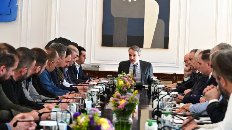 Σε εξέλιξη η συνάντηση του Μητσοτάκη με εκπροσώπους κτηνοτρόφων στο Μαξίμου