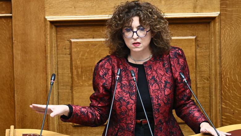 Ανεξαρτητοποίηση Καραγεωργοπούλου: «Παραμένω στη Βουλή για να υπηρετώ με συνέπεια τη λαϊκή εντολή»