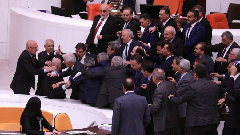 Ξύλο στην τουρκική Βουλή: Ήρθαν στα χέρια οι βουλευτές σε ορκωμοσία υπουργών