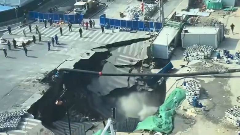 Σαγκάη: Γιγαντιαία τρύπα στο οδόστρωμα «κατάπιε» εργοτάξιο