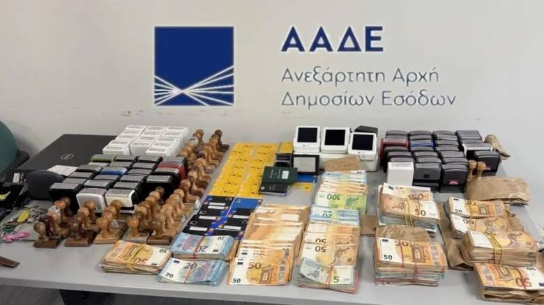 ΑΑΔΕ: Εξαρθρώθηκε κύκλωμα αχυρανθρώπων με 380 επιχειρήσεις και χρέη 43 εκατ. ευρώ - 11 συλλήψεις