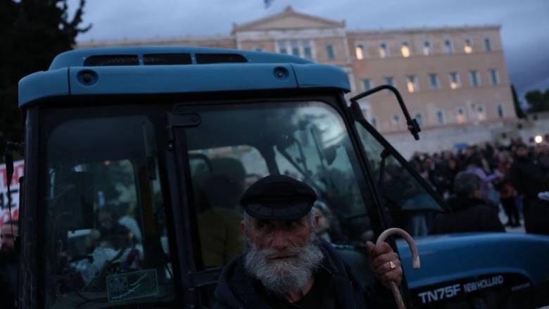 Ολονυκτία αγροτών με δεκάδες τρακτέρ στο Σύνταγμα - «Θα συνεχίσουμε τον αγώνα μέχρι τέλος»