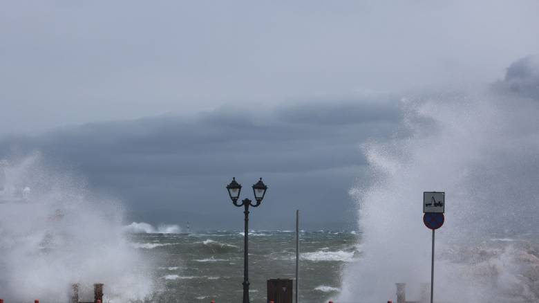 Θυελλώδεις άνεμοι στη Μήλο: Δεν μπόρεσαν να «δέσουν» δύο πλοία