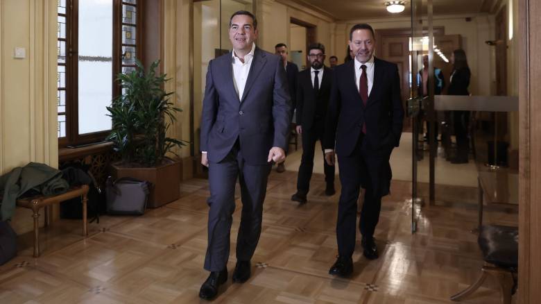 «Καρφιά» Τσίπρα για Στουρνάρα: «Μια τρίτη θητεία αξίζει κάθε κόπο»