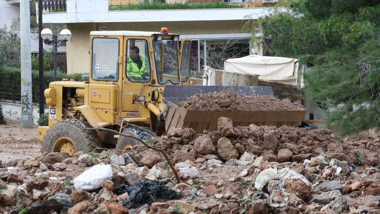 Σαν τραπουλάχαρτα κατέρρευσε πρόσοψη σπιτιού στη Μεσσήνη από τη σφοδρή βροχή