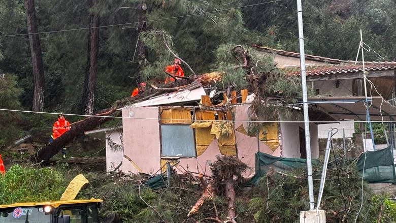 Εκκενώθηκαν 10 σπίτια εξαιτίας μεγάλης κατολίσθησης στο Κατάκολο - Καταστροφές από πτώσεις δέντρων