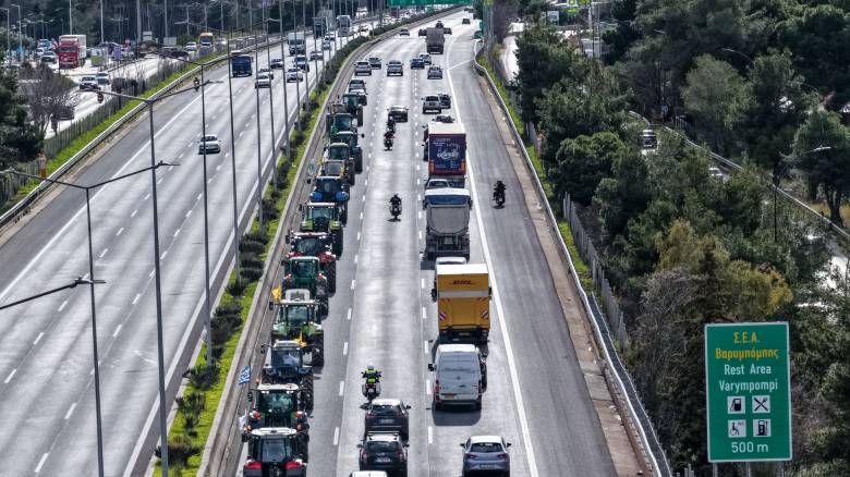 Πλησιάζουν στην Αθήνα τα τρακτέρ των αγροτών - Το κονβόι κινείται με συνοδεία αστυνομικών