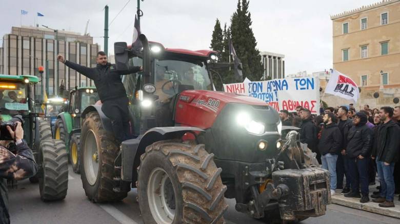 Στο Σύνταγμα τα τρακτέρ των αγροτών - Σε εξέλιξη το μεγάλο συλλαλητήριο μπροστά στη Βουλή