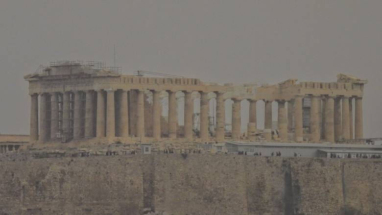 «Πνιγμένη» από την αφρικανική σκόνη η Αθήνα: Δείτε βίντεο και φωτογραφίες