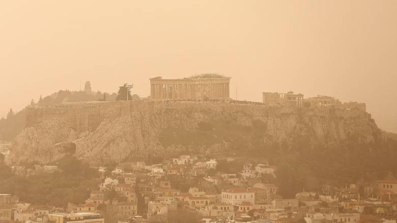 Δυστοπικές εικόνες στην Αθήνα λόγω αφρικανικής σκόνης - Αποπνικτική η ατμόσφαιρα