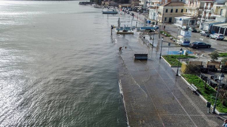 «Σαρώνει» η κακοκαιρία: Ζημιές από κατολισθήσεις και πλημμύρες - Τα 112 και η απαγόρευση κυκλοφορίας