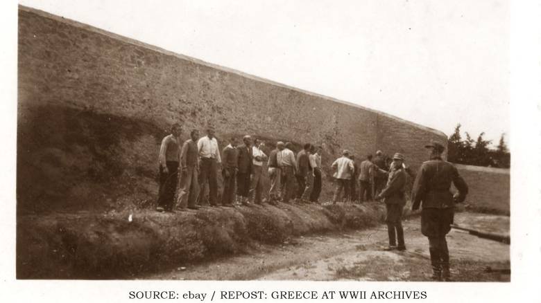 Guardian για τις φωτογραφίες των 200 στην Καισαριανή: «Τώρα μπορούμε να δούμε το θάρρος τους»