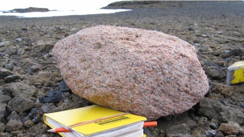 Ροζ βράχοι γρανίτη αποκάλυψαν δομή 175 εκατ. ετών κρυμμένη κάτω από τον πάγο της Ανταρκτικής