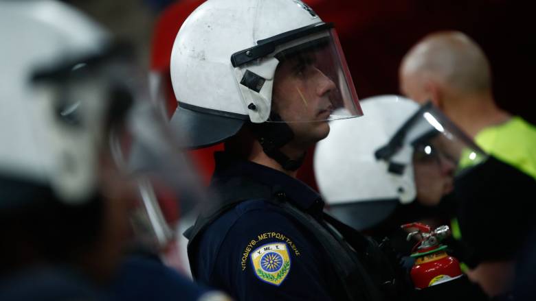 Τρεις συλλήψεις για την επίθεση κατά αστυνομικών σε αγώνα ποδοσφαίρου - Ανάμεσά τους πρόεδρος ομάδας