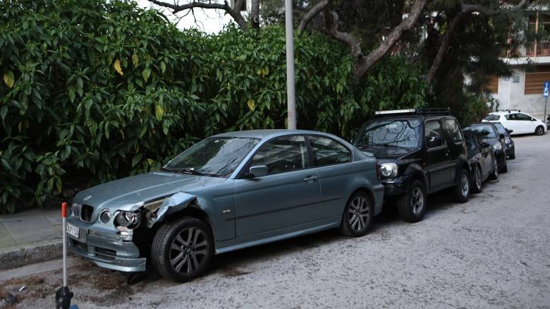 Μεθυσμένη οδηγός έπεσε πάνω σε πέντε παρκαρισμένα αυτοκίνητα στο Κολωνάκι και προκάλεσε ζημιές