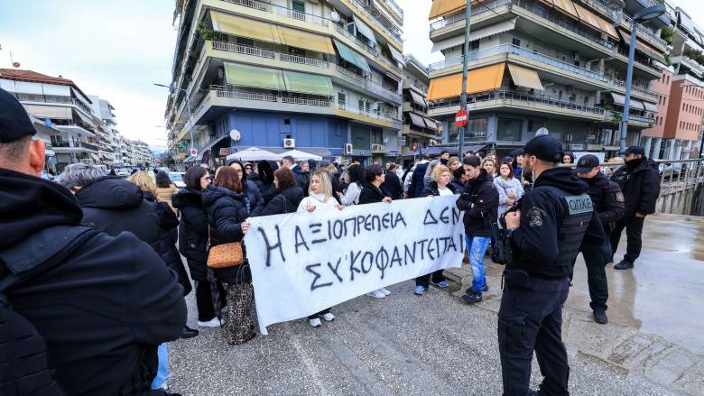 Όταν η ανάγκη καταπίνει την αξιοπρέπεια
