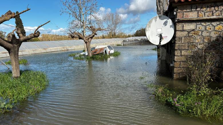 Σάρωσε η κακοκαιρία όλη τη χώρα: Πλημμύρες, καθιζήσεις, κατολισθήσεις, υπερχειλίσεις ποταμών