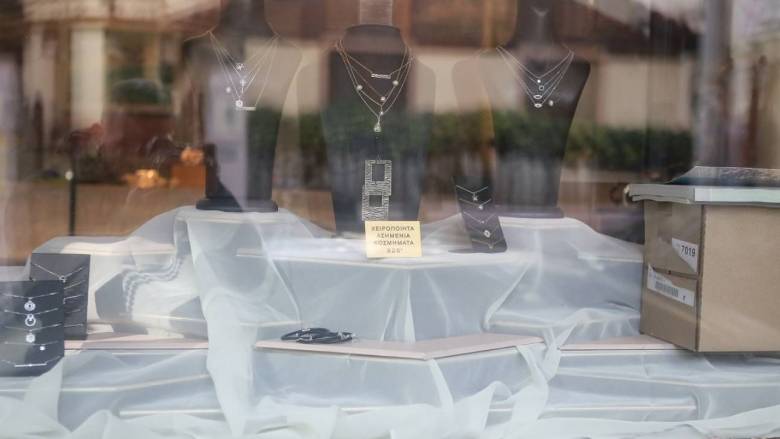 Λάρισα: Κινηματογραφική διάρρηξη σε κοσμηματοπωλείο - Με ιμάντες και αυτοκίνητο ξήλωσαν τα ρολά