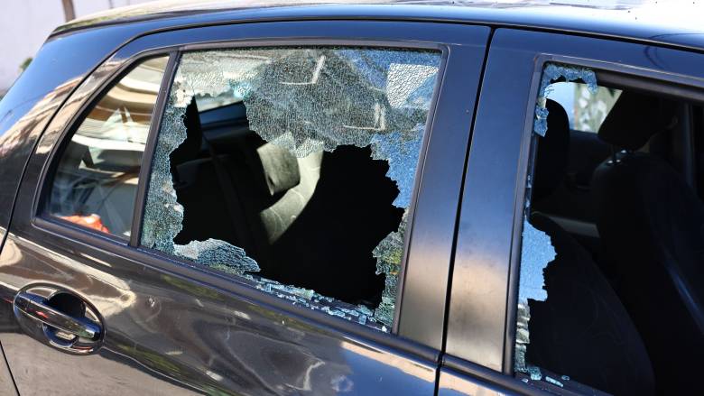 Κορυδαλλός: Άγνωστοι πέταξαν χειροβομβίδα – Ζημιές σε έξι οχήματα και διαμέρισμα