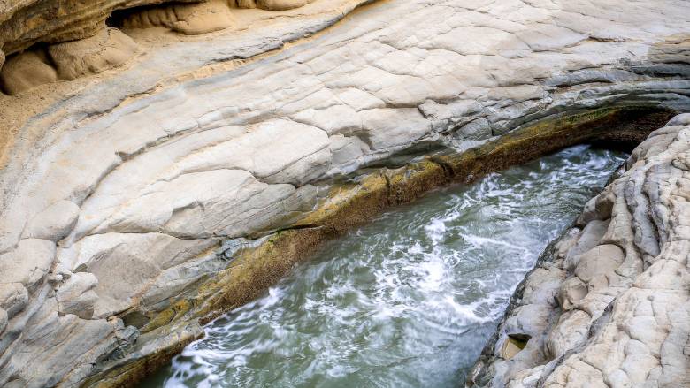 Η θάλασσα «τρώει» το Canal D' Amour στην Κέρκυρα - Κοντά σε επιχειρήσεις η διάβρωση