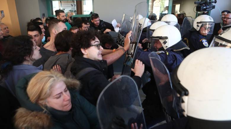 Νοσοκομείο Νίκαιας: Ένταση μεταξύ νοσηλευτών και αστυνομικών κατά την επίσκεψη Γεωργιάδη