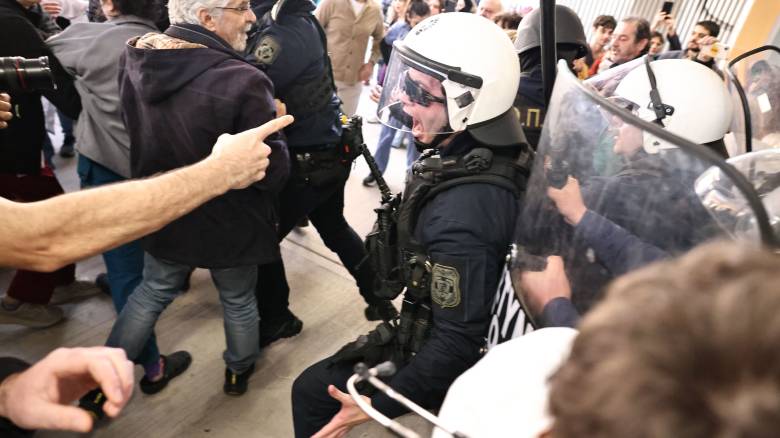 «Πυρά» της αντιπολίτευσης για την επεισοδιακή παρουσία Γεωργιάδη στο Γ.Κ. Νίκαιας - Τι είπε ο ίδιος