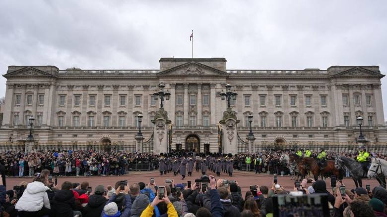 Οι 11 ώρες της κράτησης του πρώην πρίγκιπα Άντριου: Βαριά «σκιά» πάνω από το Μπάκιγχαμ