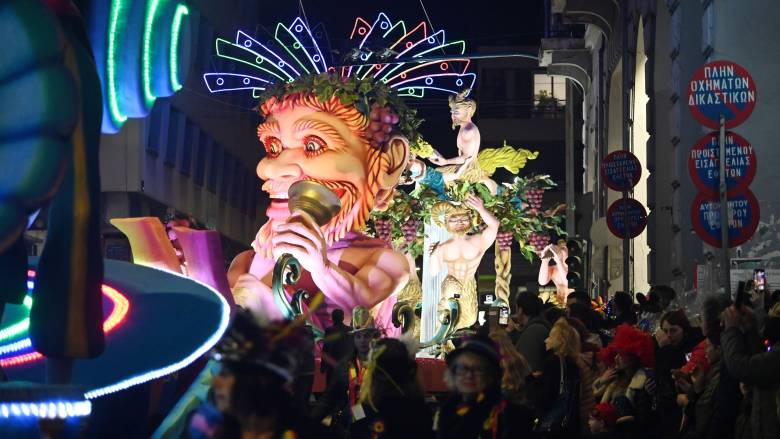 Πάνω από 50.000 καρναβαλιστές στην Πάτρα ενόψει των μεγάλων παρελάσεων - Το αδιαχώρητο στα ΚΤΕΛ