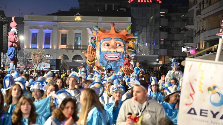 Πάτρα: Πάνω από 50.000 καρναβαλιστές πλημμύρισαν τους δρόμους