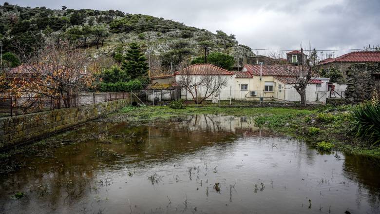 Υπερχειλίσεις, πλημμύρες και 112 στη Λήμνο: «Διπλάσιοι οι τόνοι νερού σε σχέση με το 2024»