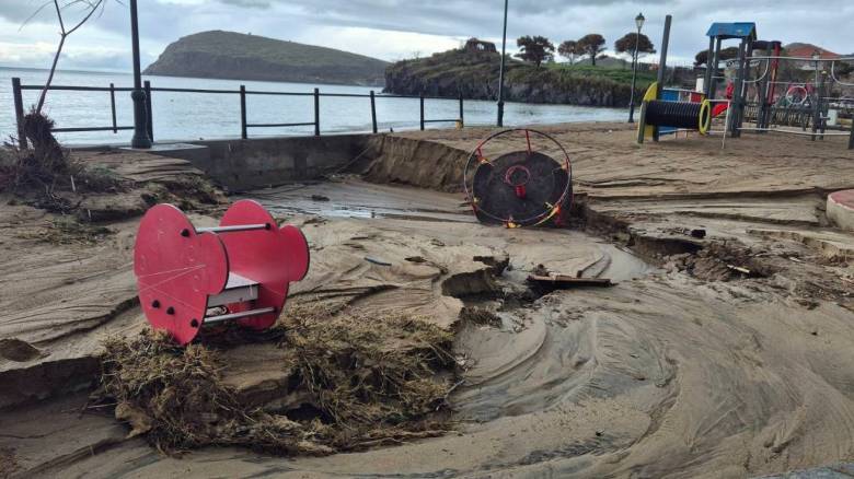 «Βούλιαξε» η Λήμνος από την κακοκαιρία: Ένα απέραντο «ποτάμι» η Μύρινα - Ακατάλληλο το νερό για πόση