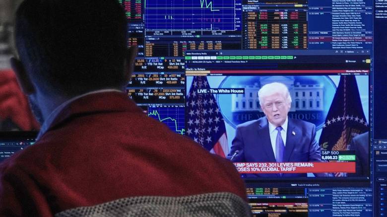 Ο Τραμπ υπέγραψε το διάταγμα για παγκόσμιο δασμό 10%: «Μεγάλη μου τιμή»