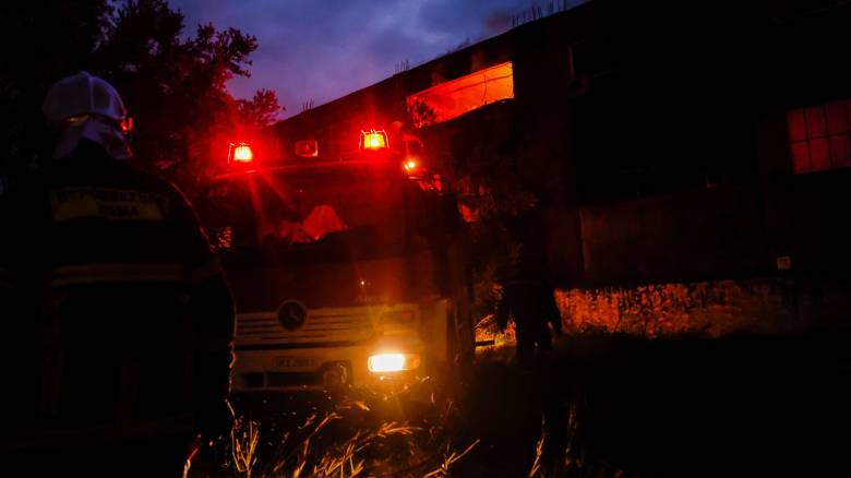 Σπάτα: Ενισχύθηκαν οι πυροσβεστικές δυνάμεις στην πυρκαγιά σε εργοστάσιο αθλητικών ειδών