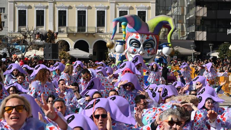 Χιλιάδες κόσμου στην μεγάλη παρέλαση του Πατρινού καρναβαλιού