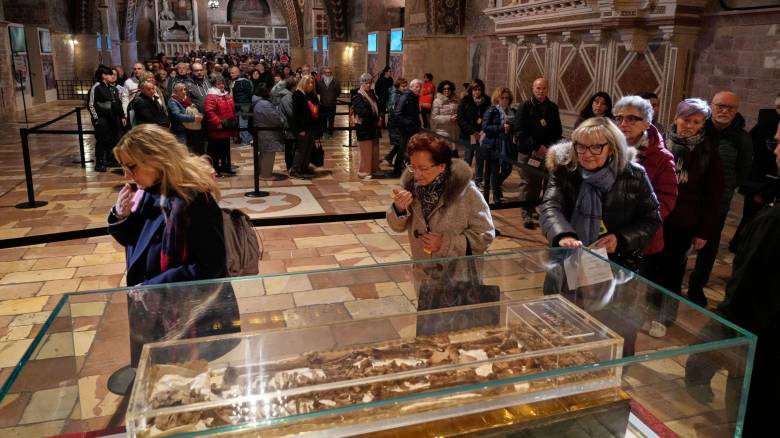 Σε δημόσιο προσκύνημα για πρώτη φορά το σκήνωμα του Αγίου Φραγκίσκου της Ασίζης