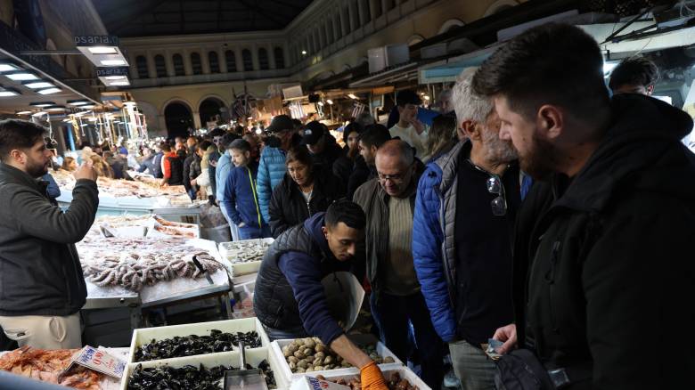 Στη Βαρβάκειο για τα ψώνια της τελευταίας στιγμής οι Αθηναίοι: Πόσο θα πληρώσουν για θαλασσινά