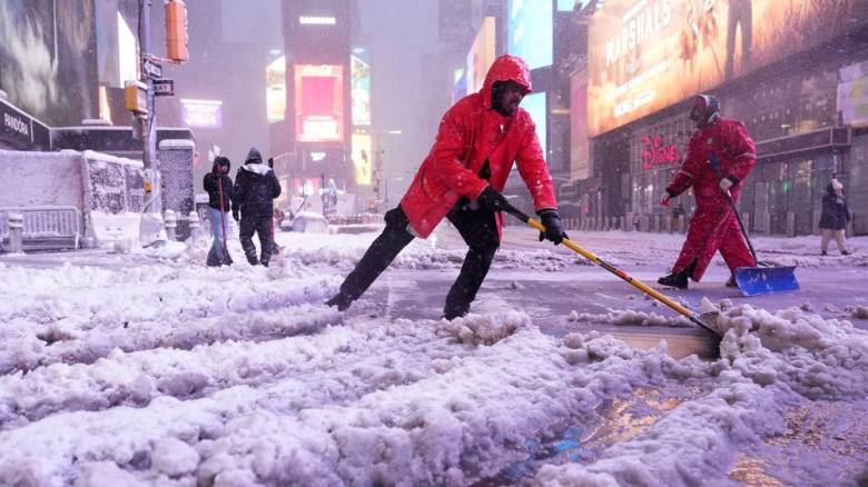 Η Νέα Υόρκη αντιμέτωπη με την ισχυρότερη χιονοθύελλα της 10ετίας: Ακυρώσεις πτήσεων, κλειστά σχολεία
