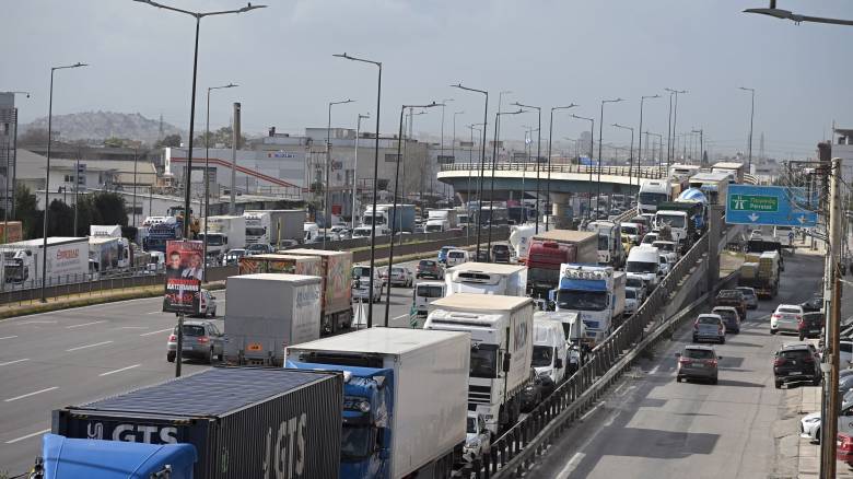 Επέστρεψε η κίνηση μαζί με τους εκδρομείς του τριημέρου - Μποτιλιάρισμα σε Κηφισό και κέντρο