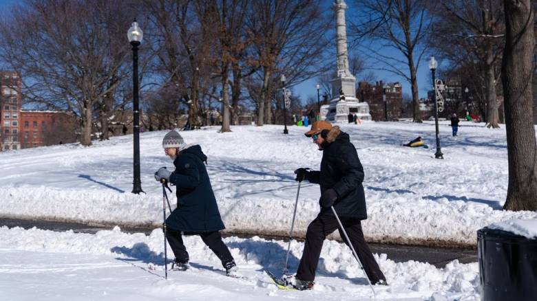 Πρωταφανής χιονοκαταιγίδα στις ΗΠΑ: Στο ένα μέτρο το χιόνι, πάνω από 300.000 σπίτια χωρίς ρεύμα