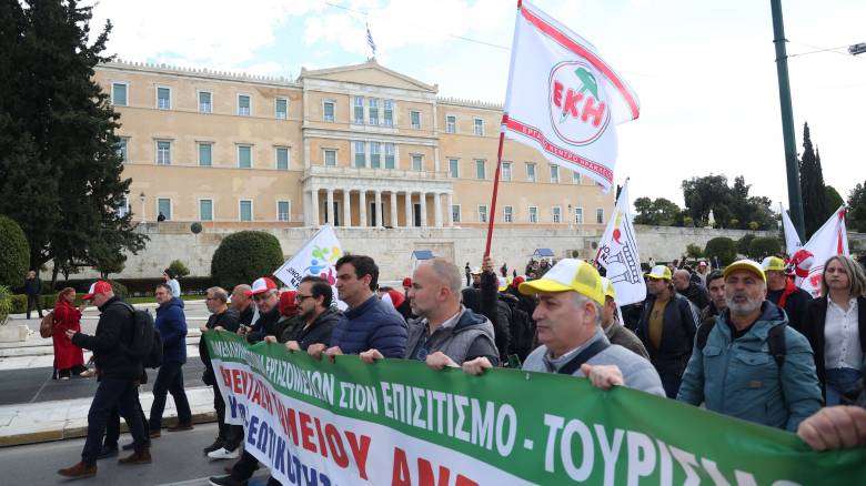 Ολοκληρώθηκε η πορεία των εργαζομένων τουρισμού και επισιτισμού στο Μαξίμου