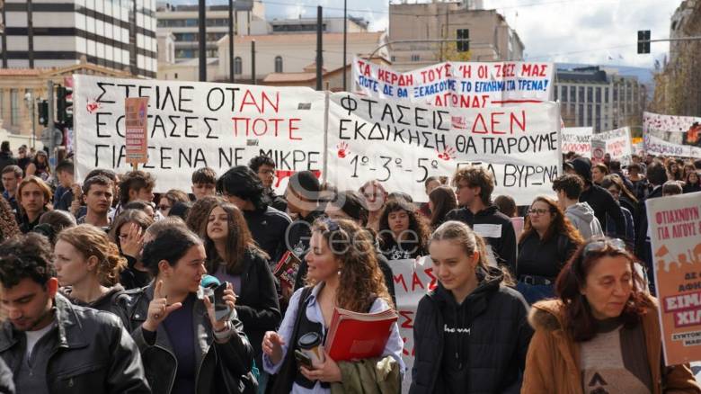 Σε εξέλιξη το φοιτητικό συλλαλητήριο για τα Τέμπη στα Προπύλαια: Δείτε βίντεο και φωτογραφίες