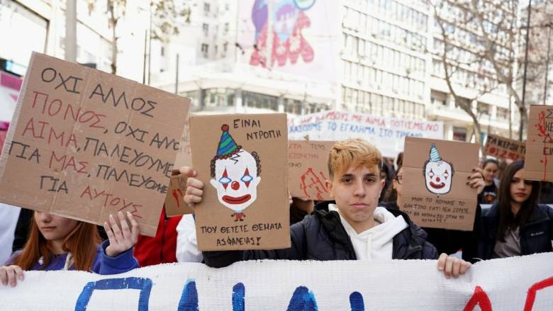 Μία σύλληψη και έξι προσαγωγές στο φοιτητικό συλλαλητήριο για τα Τέμπη στα Προπύλαια