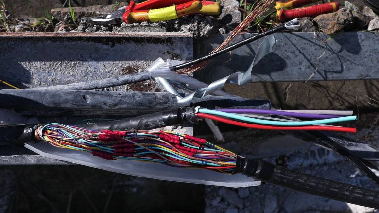 Δολιοφθορά στον άξονα Αθήνα-Θεσσαλονίκη: Οι δράστες έκοψαν τα καλώδια σε 3 σημεία, αλλά δεν τα πήραν