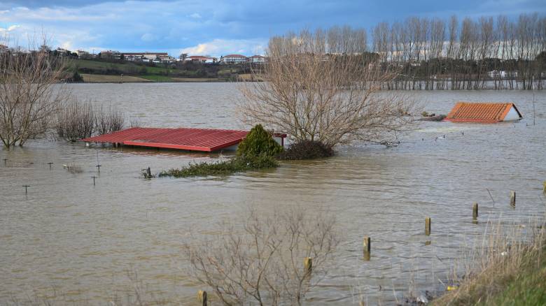 Πάνω από χίλια κυβικά νερό το δευτερόλεπτο καταλήγουν στον Έβρο: Μία απέραντη λίμνη η περιοχή