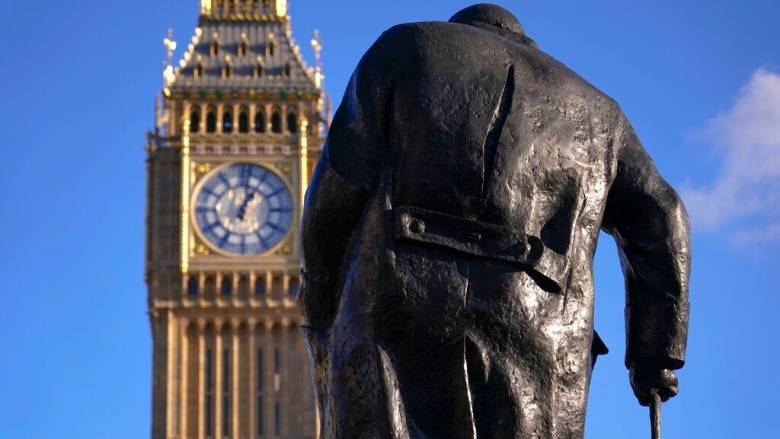 Βρετανία: Άνδρας συνελήφθη για βανδαλισμό ενός αγάλματος του Τσόρτσιλ στο Λονδίνο