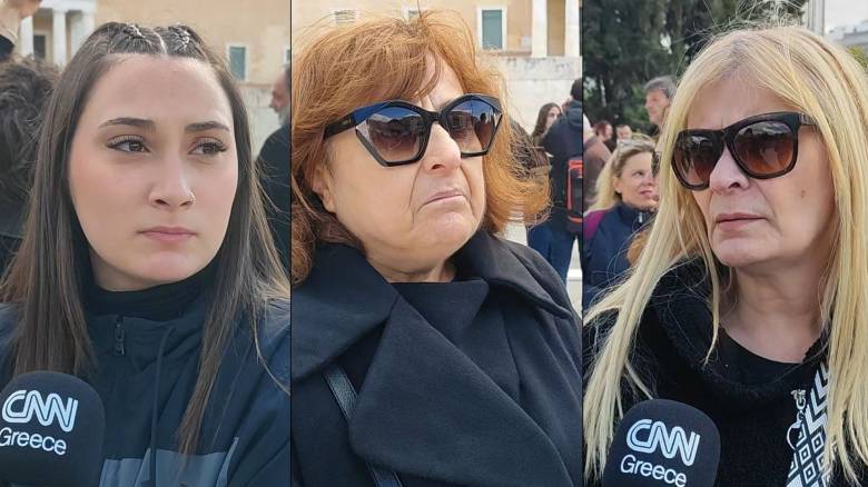 «Είμαστε υποχρεωμένοι να είμαστε εδώ»: Τι λένε άνθρωποι που είναι στη διαδήλωση για τα Τέμπη