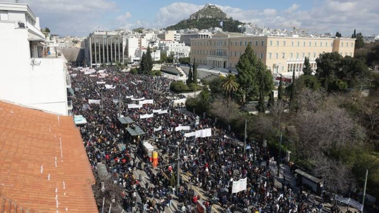 Σε εξέλιξη η συγκέντρωση για τα Τέμπη -  Κατάμεστο το Σύνταγμα για τα τρία χρόνια από την τραγωδία