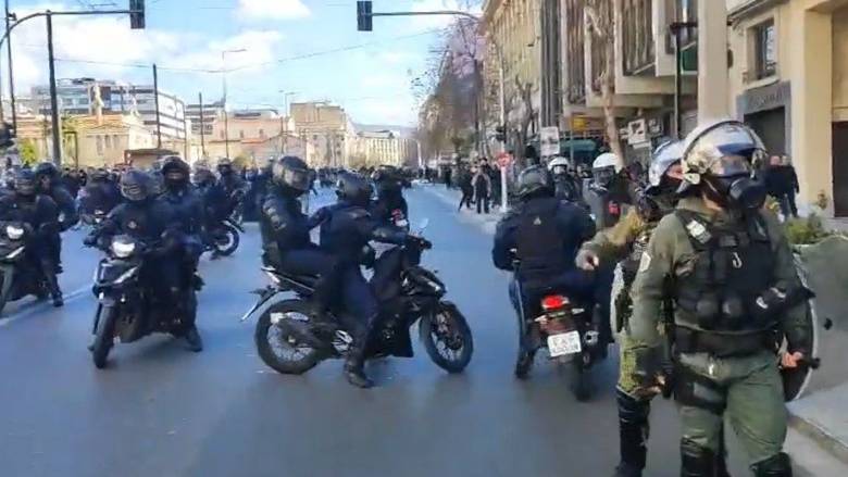 Βίντεο από τα επεισόδια μετά την ολοκλήρωση της διαδήλωσης για τα Τέμπη στο Σύνταγμα