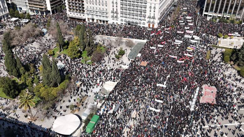 Τρία χρόνια από τα Τέμπη: 40.000 άνθρωποι στο Σύνταγμα, μικροεπεισόδια σε Αθήνα και άλλες πόλεις