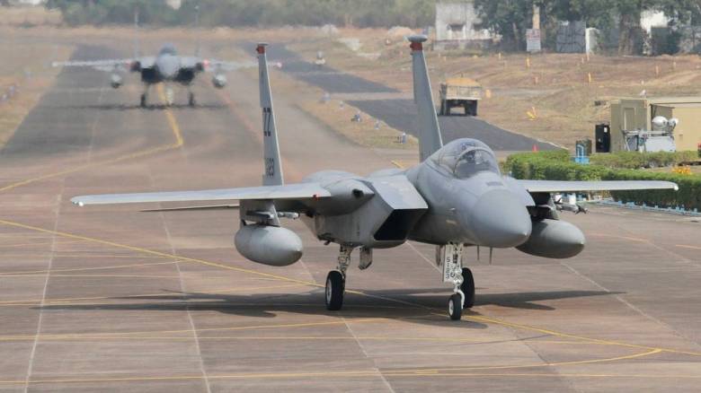 Αμερικανικό αεροσκάφος F-15 συνετρίβη στο Κουβέιτ: Δείτε βίντεο με τη στιγμή της πτώσης